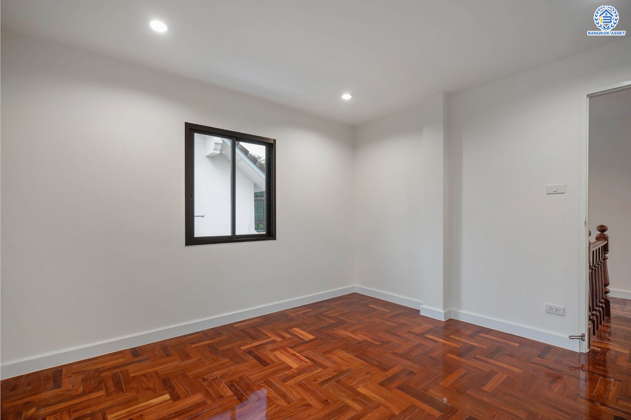 บ้านมือสองตกแต่งใหม่ โครงการ กฤษดานคร18 พุทธมณฑลสาย3 เนื้อที่ 80 ตร.ว. บนพื้นที่ใช้สอยมากถึง 272.57 ตร.ม. อีกระดับของฟังก์ชัน 4 ห้องนอน 3 ห้องน้ำ จอดรถได้ 2 คัน บรรยากาศสุด Private บนทำเลศักยภาพเชื่อมต่อหลายเส้นทาง ใกล้เซ็นทรัลปิ่นเกล้า ม.มหิดล และทางด่วน "ศรีรัช"